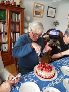 Jean-Louis attacks the gâteau